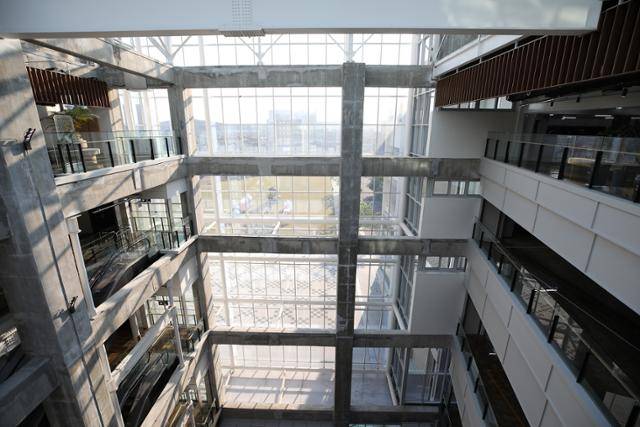 담배공장 골격을 그대로 유지해 개방감을 극대화한 문화제조창. ⓒ박준규