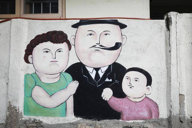 수암골 벽화마을의 '뚱보가족'. 드라마 '카인과 아벨'을 촬영한 곳이다.