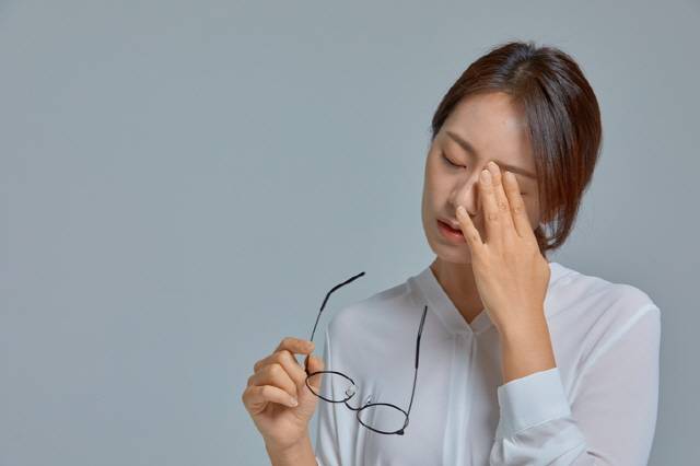 눈앞이 뿌옇게 보이는 증상은 백내장 말고도 원인 질환이 많다./사진=클립아트코리아