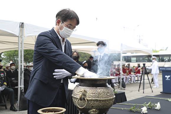 이동환 고양시장 당선자가 25일 고양시 덕양구 관산동 고양6·25참전 기념비에서 제72주년 6․25전쟁 기념식에서 추모를 하고 있다  [사진=고양시]