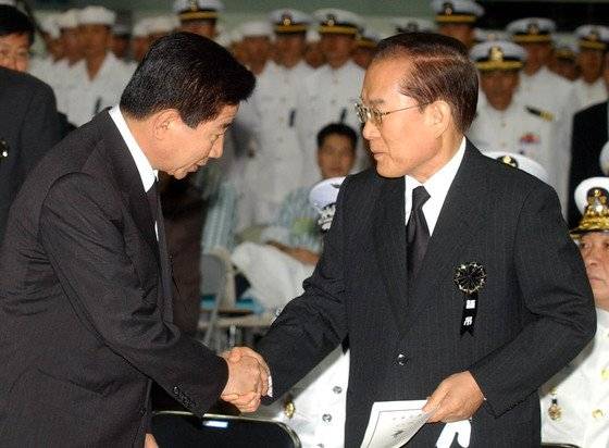 이회창 전 한나라당 대통령 후보와 노무현 당시 민주당 후보가 2002년 분당 수도통합병원에서 거행된 고 박동혁병장 영결식에서 만나 악수하고 있다. 김춘식 기자