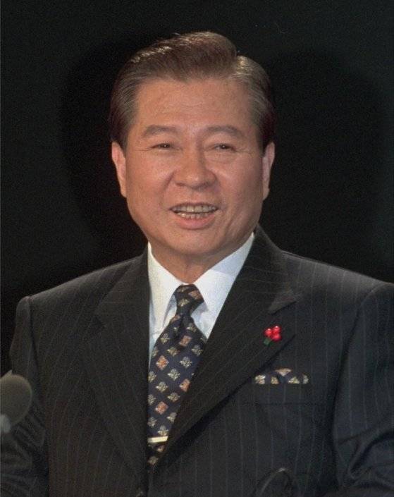 김대중 전 대통령이 1997년 12월 14일 SBS 탄현스튜디오에서 열린 대선후보 3자 TV토론회에 참석한 모습. 김 전 대통령은 1992년 이후 상의 주머니에 손수건을 꽂는 '포켓치프'를 즐겨했는데, 이는 부드러운 이미지를 보이기 위한 전략 차원이었다고 한다. 중앙포토