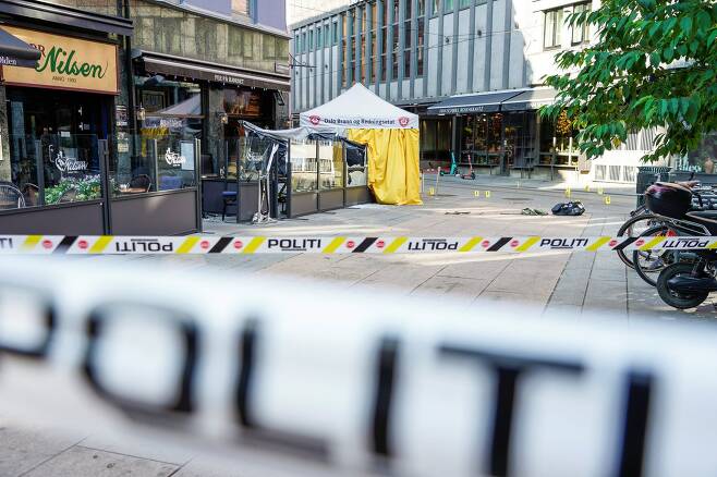 25일(현지시간) 총격 사건이 발생한 노르웨이 오슬로 '런던 펍' 밖에 경찰 통제선이 설치돼 있다. [로이터=연합뉴스]