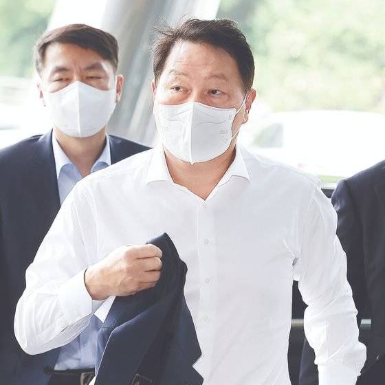 최태원 SK그룹 회장이 17일 서울 광진구 워커힐 호텔에서 열린 '2022 확대경영회의'에 참석하며 행사장으로 향하고 있다. [연합뉴스]