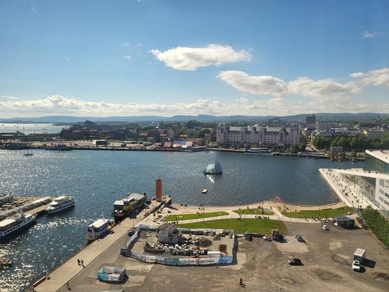 뭉크 미술관 7층에서 내려다본 피요르와 우측에 살짝 보이는 오페라하우스 [사진 임승혜]