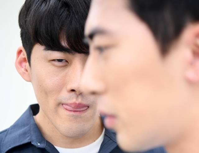 유튜브 채널 ‘숏박스’ 출연자 조진세(왼쪽)와 김원훈이 지난 21일 서울 마포구 인근에서 국민일보와 인터뷰 전 포즈를 취하고 있다. 이한형 기자.