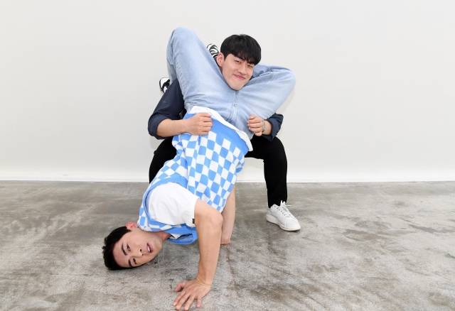 유튜브 채널 ‘숏박스’ 출연자 조진세(위)와 김원훈이 지난 21일 서울 마포구 인근에서 국민일보와 인터뷰 전 포즈를 취하고 있다. 이한형 기자.