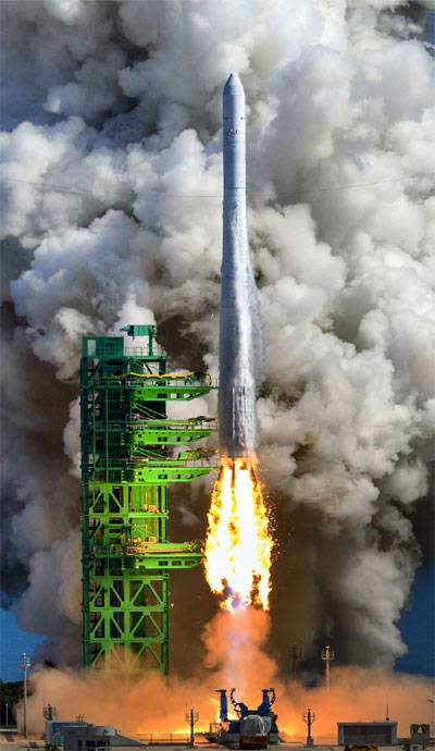 한국형 발사체 누리호(KSLV-Ⅱ)가 지난 21일 오후 4시 전남 고흥군 나로우주센터에서 발사되고 있다. 이번 2차 발사는 한국이 독자 개발한 발사체에 실제 기능을 지닌 독자 개발 인공위성을 실어서 쏘는 첫 사례다. [사진=공동취재단]