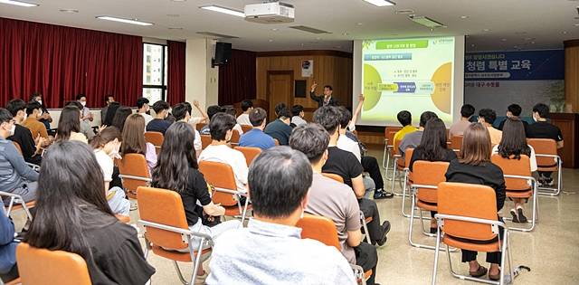 최현복 전 국민권익위원회 부위원장이 MZ세대 공무원을 대상으로 청렴 교육을 하고 있다./사진제공=대구시 상수도사업본부