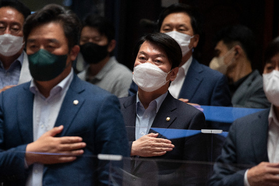 6.25전쟁 72주년인 25일 안철수 국민의힘 의원이 고(故) 백선엽 장군 서거 2주기를 맞아 "고귀한 희생을 가슴 깊이 새기겠다"고 밝혔다. 사진은 안 의원이 지난 23일 오후 서울 여의도 국회에서 열린 국민의힘 정책의원총회에서 국민의례를 하고 있다. /사진=뉴시스