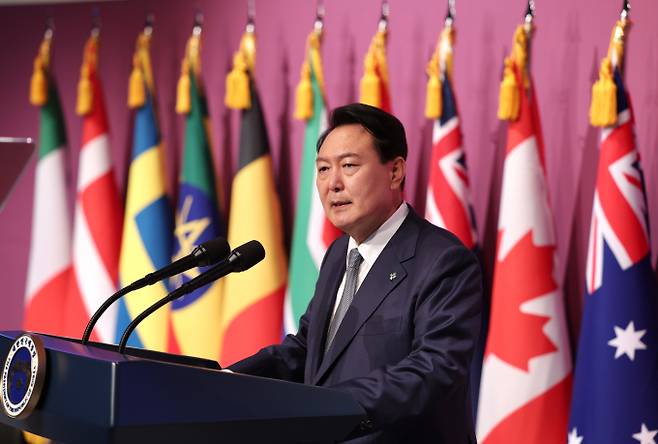 윤석열 대통령이 6·25전쟁 제72주년을 맞아 "평화는 강력한 힘으로 지키는 것"이라고 강조했다. /사진은 윤 대통령이 6·25전쟁 72주년을 하루 앞둔 지난 24일 서울 중구 신라호텔 다이너스티홀에서 열린 국군 및 유엔군 참전유공자 위로연에서 격려사를 하고 있다. 사진=뉴스1