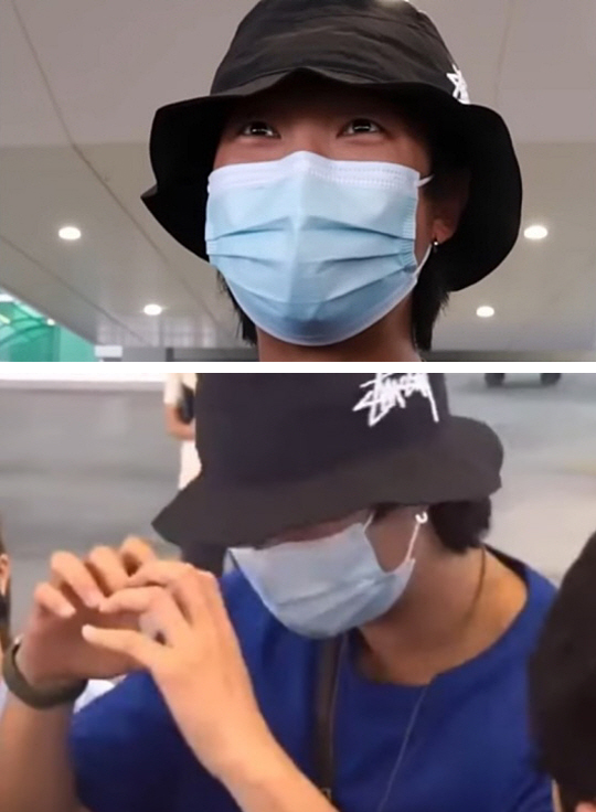 RM은 지난 22일 스위스에서 귀국할 때 공항에 팬들이 몰리자 난감한 웃음을 지으면서도 손 하트 요청에 응하는 등 침착하고 친절한 모습을 보였다. 유튜브 캡처