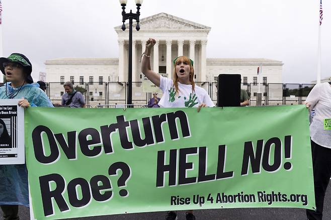 23일(현지시간) 미국 워싱턴 D.C 연방 대법원 앞에서 임신중절 권리를 보장하라는 주장하는 시위를 하고 있다. [EPA]