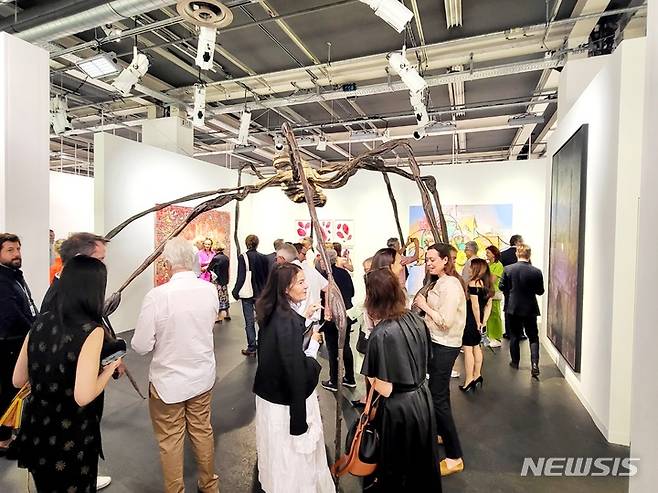 [스위스 바젤=뉴시스]박현주 미술전문기자=2022아트바젤 스위스에서 루이스 부르주아(Louise Bourgeois)의 작품 '거미'가 전시되어 주목됐다. 작품값은 4000만달러(한화 약 518억)에 판매된 것으로 알려졌다.