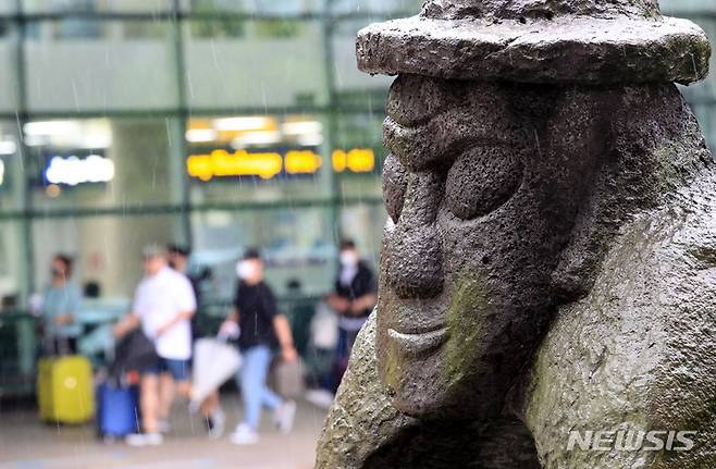 [제주=뉴시스] 우장호 기자 = 제주 지역에 호우특보가 발효되는 등 장맛비가 내리는 24일 오전 제주국제공항 도착장에 여행길에 오른 관광객들의 발걸음이 분주하다. 2022.06.24. woo1223@newsis.com