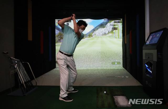 [서울=뉴시스] 백동현 기자 = 스크린골프 업계가 골프장의 가파른 그린피 상승과 연일 계속되는 폭염으로 일명 '코로나 특수'를 누리고 있는 19일 오후 서울 성동구 골프존파크 드림힐점에서 한 시민이 골프를 즐기고 있다. 2021.07.19 livertrent@newsis.com