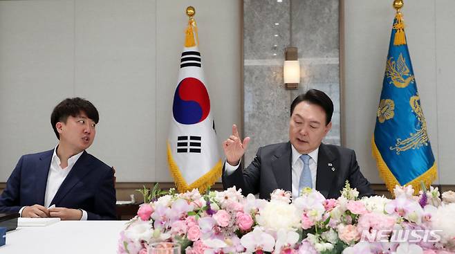 [서울=뉴시스] 홍효식 기자 =윤석열 대통령과 이준석 국민의힘 대표가 이달 중순 비공개로 회동했다는 보도에 대해 25일 대통령실은 사실이 아니라며 선을 그은 반면, 이 대표는 "당 대표 입장에서 (제가) 대통령 일정을 공개할 수는 없다"며 여지를 남겼다. 사진은 지난 10일 서울 용산 대통령실 청사 대접견실에서 열린 국민의힘 지도부 초청 오찬 간담회에서 윤 대통령과 이 대표가 이야기를 나누는 모습. 2022.06.25. yesphoto@newsis.com