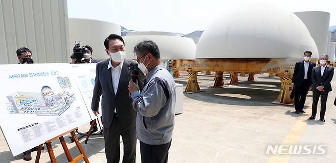 [창원=뉴시스] 홍효식 기자 = 윤석열 대통령이 22일 경남 창원 두산에너빌리티 원자력 공장을 방문해 신한울 3·4호기 주단소재 보관장을 시찰하고 있다. 2022.06.22. yesphoto@newsis.com