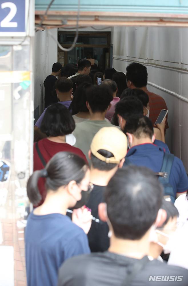 [서울=뉴시스] 조수정 기자 = 37년 전통의 서울 평양냉면 맛집인 을지면옥 영업 마지막 날인 25일 영업종료 한시간을 남겨둔 오후 2시께 손님들이 줄서 기다리고 있다. 세운재정비촉진지구 3-2구역 재개발 시행사가 을지면옥을 상대로 낸 '부동산명도단행가처분'에서 법원은 1심을 뒤집고 시행사의 손을 들어줬다. 을지면옥은 새로운 장소를 찾아 이전할 계획이다.  2022.06.25. chocrystal@newsis.com