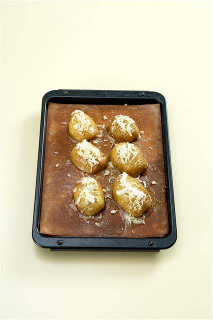 4. 마늘 버터 소스를 다시 한번 바르고 파르메산 치즈가루와 모차렐라 치즈를 뿌린 다음 10분 정도 더 굽고 파슬리 가루를 뿌린다.