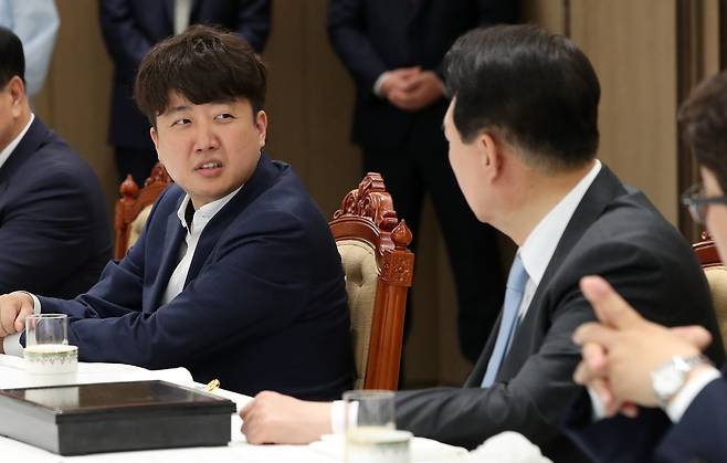 윤석열 대통령이 10일 용산 대통령실 청사에서 열린 국민의힘 지도부와의 오찬 회동에서 우크라이나 방문을 마치고 돌아온 이준석 대표의 현지 상황 설명을 경청하고 있다. 대통령실사진기자단 2022.6.10 뉴스1