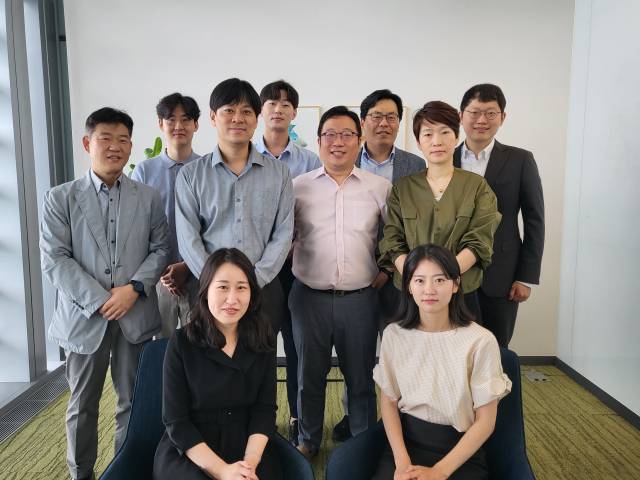 ‘삼성 유쾌통쾌 건강보험 와치4U’ 개발에 참여한 삼성생명 상품팀 내 건강상품파트·상품기획파트 직원들이 기념사진을 찍고 있다. 사진 제공=삼성생명