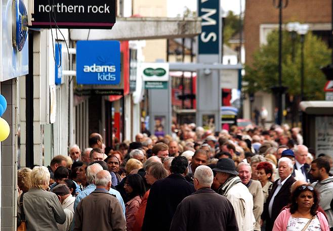 2007년 9월17일 영국 노던록 은행 지점 앞에 예금자들이 자신의 돈을 먼저 인출하기 위해 모여들었다. ⓒAP Photo