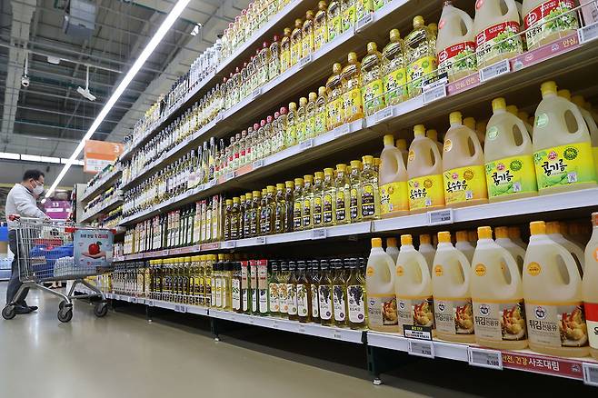 정부가 5월30일 발표한 민생안정 대책에는 수입 식료품과 산업 원자재에 부과되는 관세와 부가가치세를 깎아주는 내용이 대거 포함됐다. 원가 상승 압력을 낮춰 생활·밥상 물가를 잡겠다는 취지다. ⓒ연합뉴스