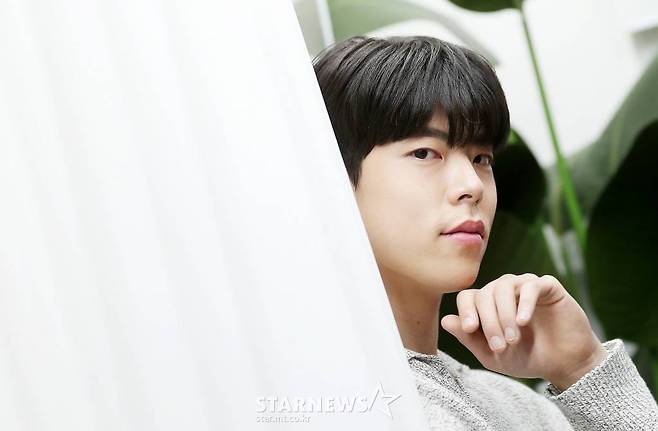 배우 최우성이 17일 오후 서울 종로구 스타뉴스 사옥에서 진행된 영화 '룸 쉐어링' 개봉 인터뷰에 앞서 포즈를 취하고 있다.  최우성은 극 중 에서 장래 펫시터가 되고 싶은 프로 N잡러 대학생 한지웅 역을 맡았다.  '룸 쉐어링'은 까다롭고 별난 할머니 '금분'(나문희 분)과 흙수저 대학생 '지웅'의 한집살이 프로젝트를 그린 영화. 오는 6월 22일 개봉한다. 2022.06.17 /사진=김창현 기자 chmt@