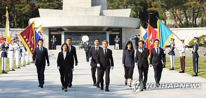 지난달 11일 국립서울현충원에서 참배한 이종섭 국방부 장관 (서울=연합뉴스) 김도훈 기자 = 이종섭 국방부 장관이 지난달 11일 오전 서울 동작구 국립서울현충원에서 참배를 마친 뒤 현충문으로 이동하고 있다. 좌우로 깃발 3개가 보인다. 2022.5.11 superdoo82@yna.co.kr