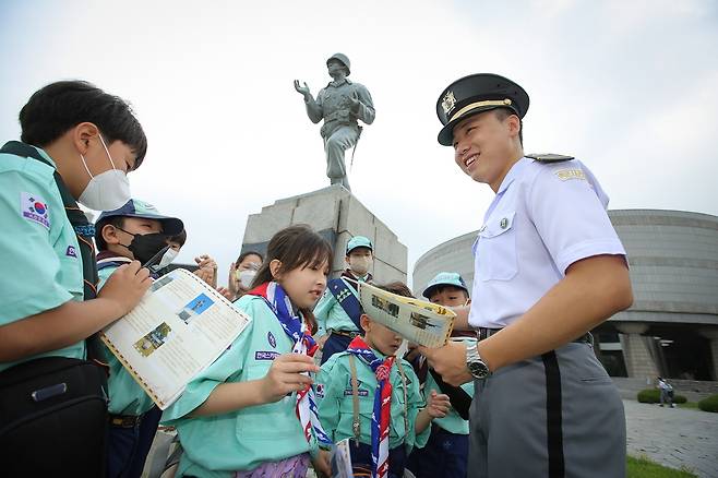 (서울=연합뉴스) 25일 육군사관학교는 호국보훈의 달을 맞아 25일 한국스카우트연맹 소속 초등학생 대원 70여 명을 초청해 '청소년 호국안보 어드벤처' 행사를 진행했다. 사진은 육사생도의 설명을 듣는 대원들. [육사 제공. 재판매 및 DB 금지]