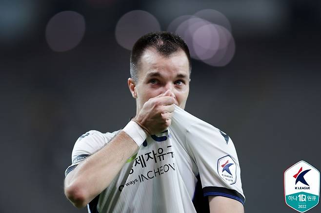 인천 엠블럼에 입 맞추는 무고사 [한국프로축구연맹 제공. 재판매 및 DB 금지]
