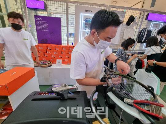 ▲잠실 월드몰에 오픈한 체험형 테니스 팝업 스토어 ‘더 코트(The Court)’의 윌슨 부스에서 직원이 테니스채 스트링을 매고 있다. (사진=윤정훈 기자)