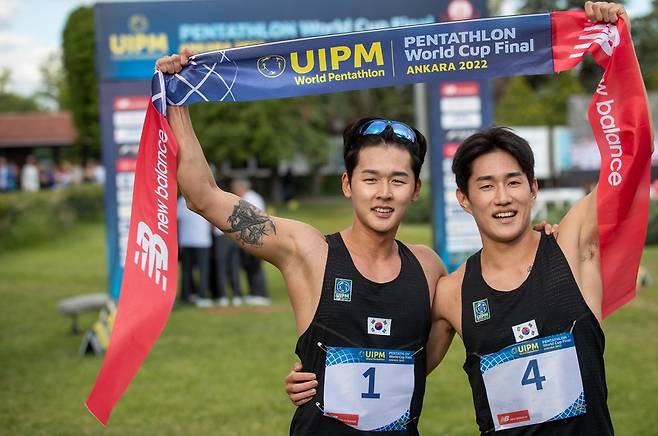 UIPM 월드컵에서 나란히 금-은메달을 획득한 전웅태(좌)-서창완,&nbsp;대한근대5종연맹 제공