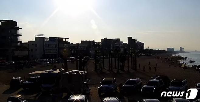 25일 오후 6시쯤 강원 강릉커피거리 주변이 주차된 차량과 자리를 잡은 관광객들로 북적이고 있다. (강릉시 유튜브 캡쳐) 2022.6.25/뉴스1 신관호 기자