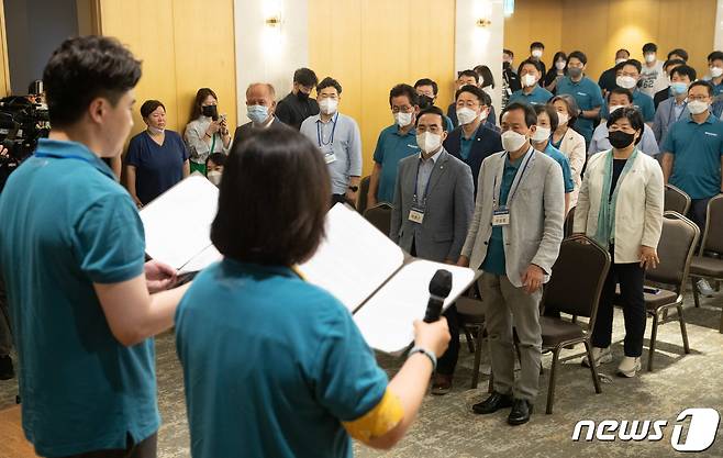 우상호 더불어민주당 비대위원장과 박홍근 원내대표가 24일 오후 충남 예산군 스플라스 리솜에서 열린 국회의원 워크숍 ‘팀별 토론 결과 종합 발표’에서 결의문 낭독을 듣고 있다. 2022.6.24/뉴스1 © News1 이재명 기자