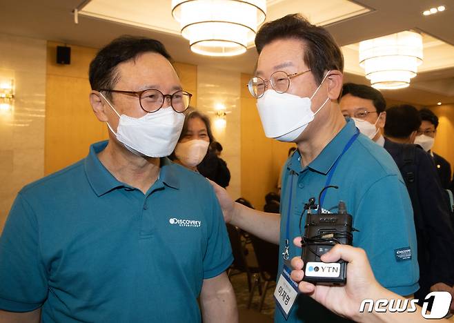 이재명, 홍영표 더불어민주당 의원이 24일 오후 충남 예산군 스플라스 리솜에서 열린 국회의원 워크숍 ‘팀별 토론 결과 종합 발표'를 마친 후 대화하고 있다. 2022.6.24/뉴스1 © News1 이재명 기자