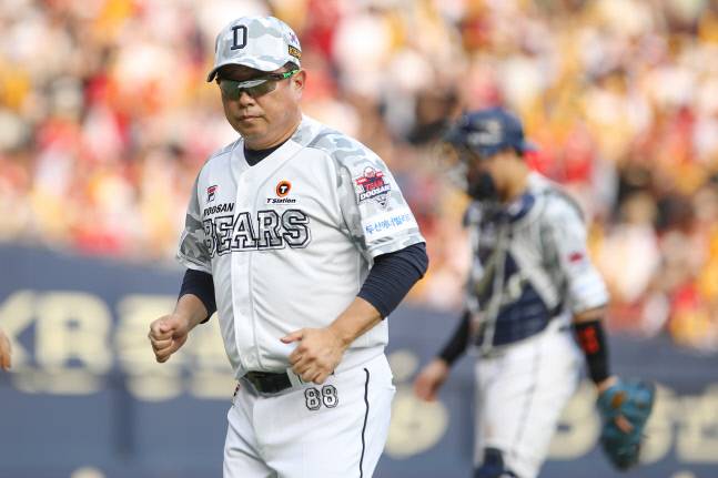 두산 김태형 감독이 25일 잠실 KIA전에서 마운드를 방문했다 더그아웃으로 돌아가고 있다. 사진제공 | 두산 베어스