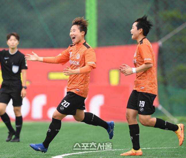 대전 대덕대 김민주(왼쪽)가 26일 삼척복합체육공원에서 열린 제30회 여왕기 전국여자축구대회 경기 동원대와 경기에서 골을 넣은 후 환호하고 있다. 2022. 6. 26.삼척 | 최승섭기자 thunder@sportsseoul.com