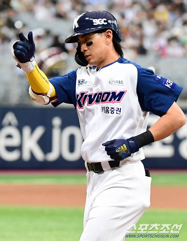 2022 KBO리그 키움히어로즈와 LG트윈스의 경기가 18일 서울고척스카이돔에서 열렸다. 키움 이정후가 1회말 1사 3루에서 1타점 적시타를 치고 있다.  고척=최문영 기자 deer@sportschosun.com/2022.06.18/