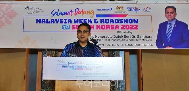 23일 열린 서울로드쇼에서 YB 다툭 스리 산타라 쿠마르 말레이시아 관광예술문화부 차관이 환영인사를 하고 있는 모습