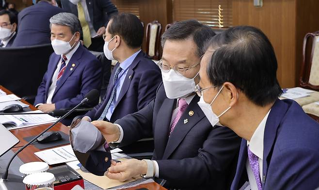 이종호 과학기술정보통신부 장관이 지난 7일 용산 대통령실 청사 영상회의실에서 열린 국무회의에서 한덕수 국무총리에게 반도체 웨이퍼에 대한 설명을 하고 있다. /뉴스1