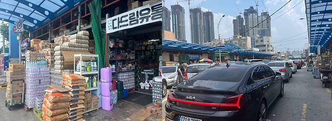 지난 25일 정오, 서울시 동대문구에 위치한 청량리종합도매시장 풍경(왼쪽)과 시장 내 주차공간을 기다리는 차들(오른쪽). /김수정 기자