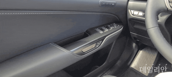 전자식 버튼 도어로 NX 350h의 문을 여닫는 모습 ⓒ데일리안 이슬기 기자