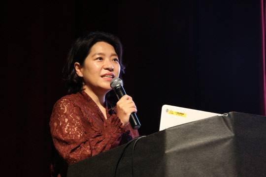 지난 24일 서울 상암동 한샘사옥에서 김윤희 한샘 R&D본부장이 새 개발전략을 발표하고 있다. <한샘 제공>