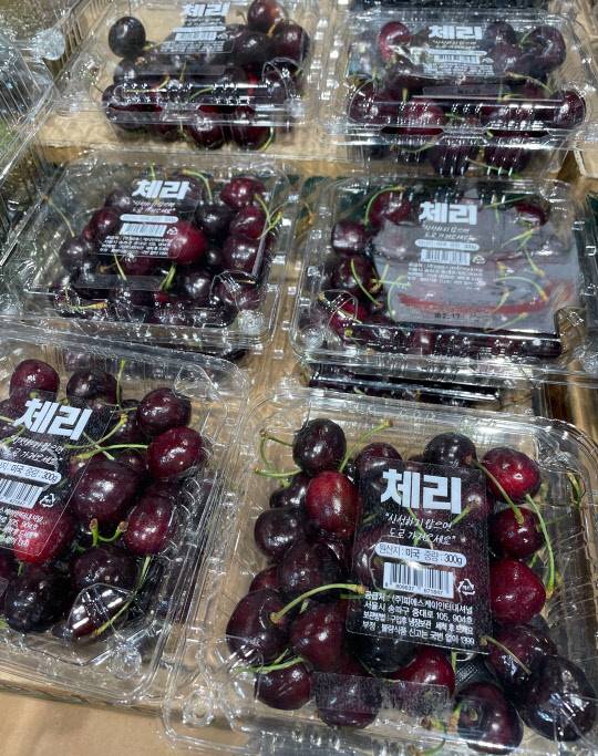 서울 등촌동 홈플러스 강서점 매장에 미국산 체리 제품이 진열돼 있다. <홈플러스 제공>