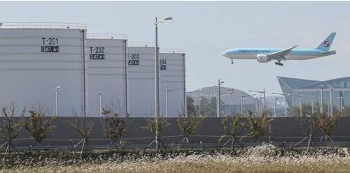 인천공항 항공유 저유시설과 활주로에 착륙하는 대한항공의 B-777 화물 항공기. <연합뉴스>