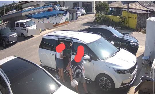 네티즌 A씨가 강원 고성에 물놀이를 온 한 일가족이 딸의 집에 무단침입했다고 주장하며 폐쇄회로(CCTV) 영상을 공개했다. <온라인 커뮤니티 '보배드림' 캡처>