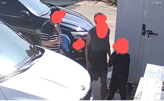 네티즌 A씨가 강원 고성에 물놀이를 온 한 일가족이 딸의 집에 무단침입했다고 주장하며 폐쇄회로(CCTV) 영상을 공개했다. <온라인 커뮤니티 '보배드림' 캡처>