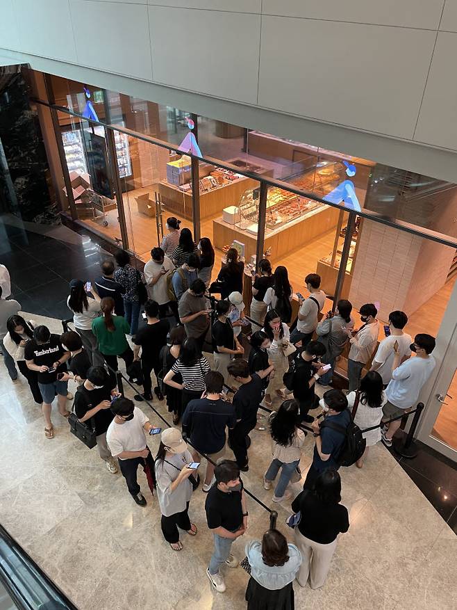 24일 오후 경기도 성남시 판교에 위치한 SPC그룹 파리바게뜨 직영매장 랩 오프 파리바게뜨 매장 앞 판교호감샌드를 구매하기 위해 고객들이 줄을 서고 있다.